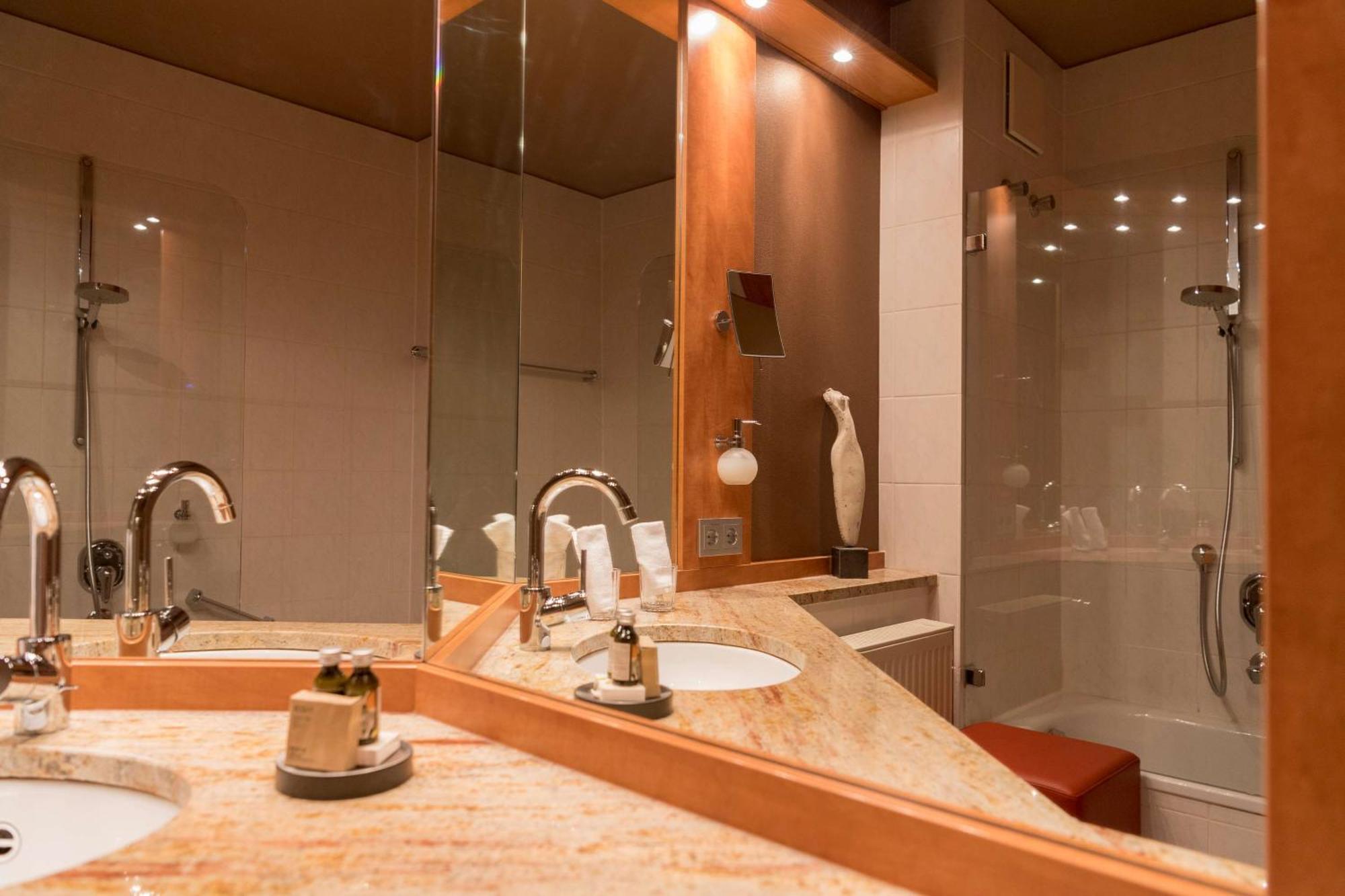 Atrium Hotel 4*